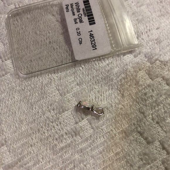 Peruvian white oval marquise cut .20 carat gemstone sterling silver pendant - Picture 5 of 6